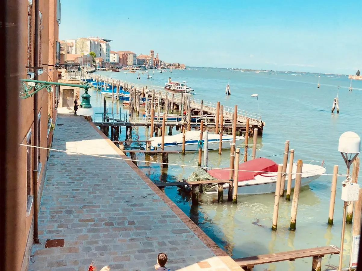Daire Ca' Monica Panoramic-Canal View, Biennale Venedik
